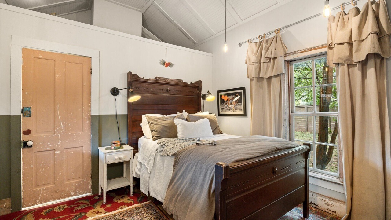 Photo of Bedroom in Granbury