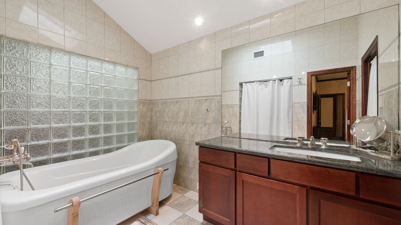 Photo of Bathroom in Clodine