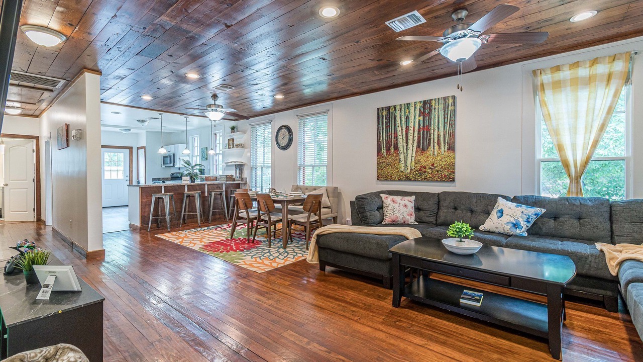 Photo of Livingroom in Mahncke Park
