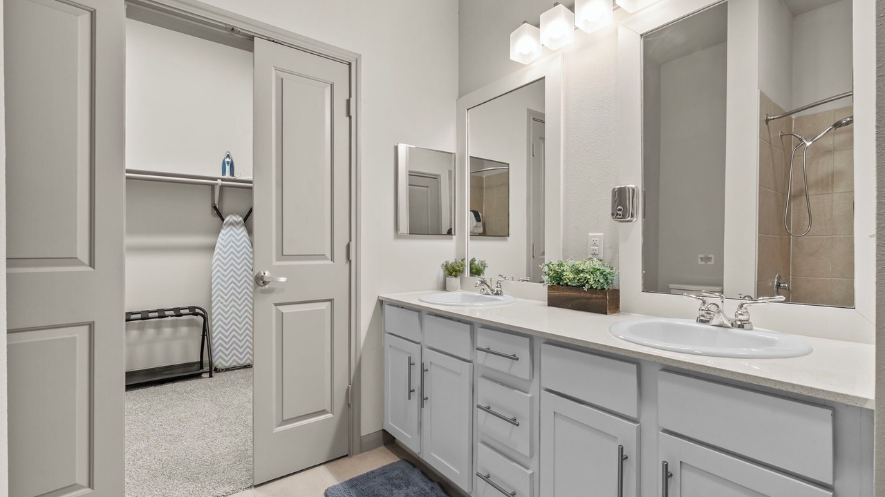 Photo of Bathroom in Montopolis