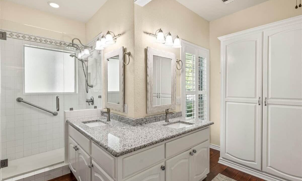 Photo of Bathroom in Log Cabin