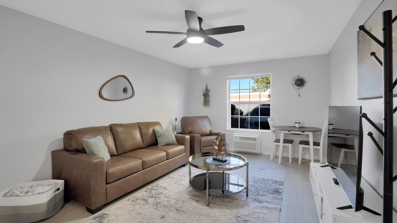 Photo of Livingroom in Aztec