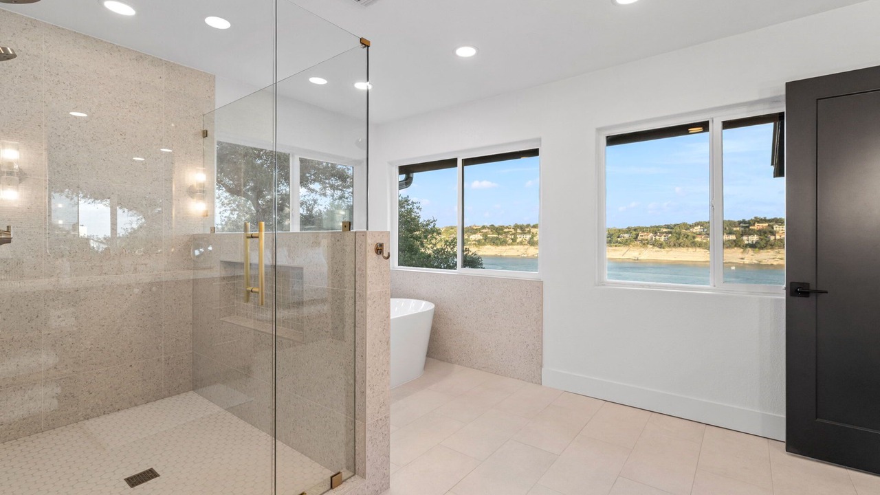 Photo of Bathroom in Point Venture
