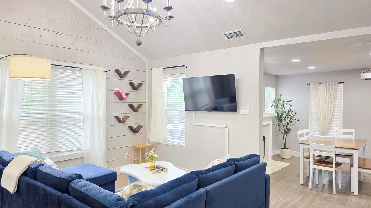 Photo of Livingroom in Sayles Blvd. Area