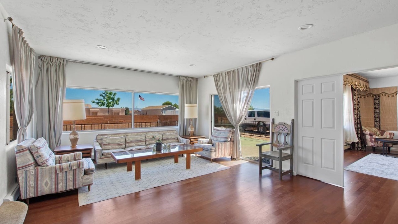 Photo of Livingroom in West Bluff