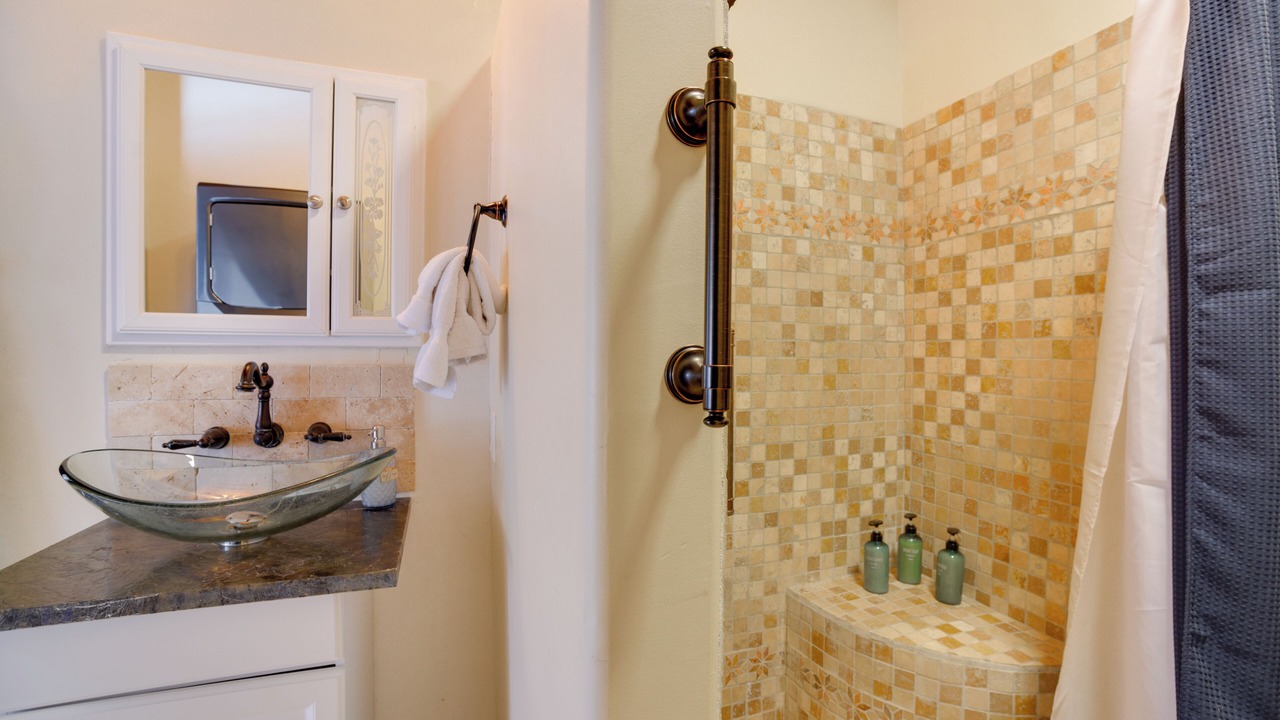 Photo of Bathroom in Canoncito