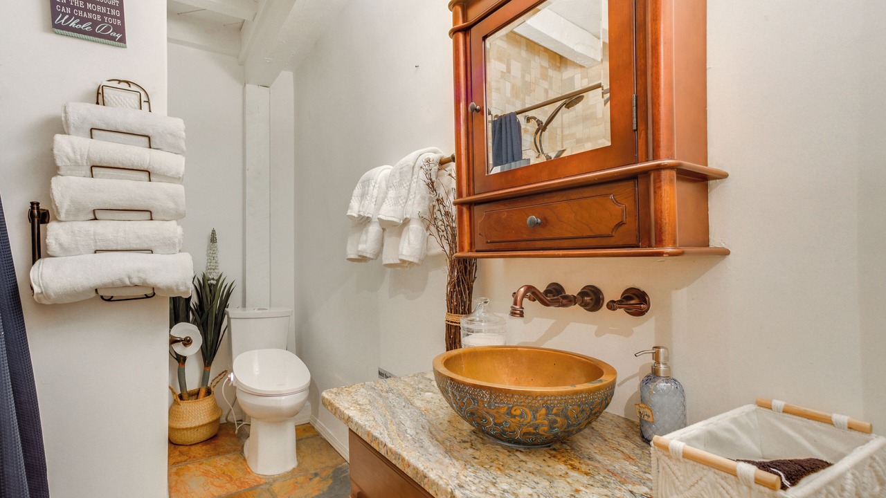 Photo of Bathroom in Canoncito