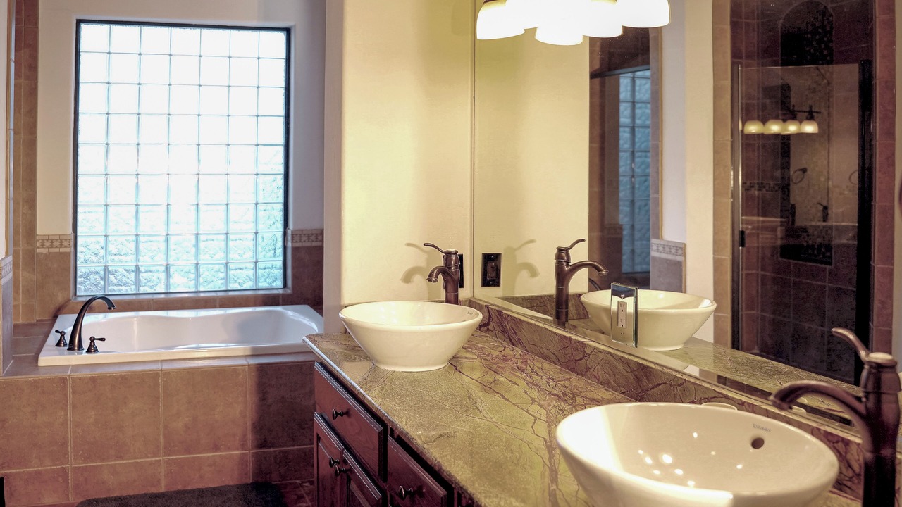 Photo of Bathroom in Lakeland Park