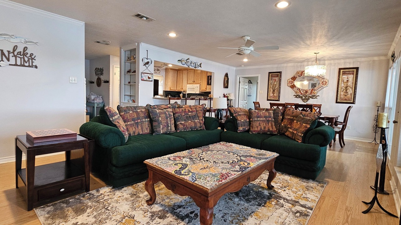 Photo of Livingroom in Hilltop Lakes