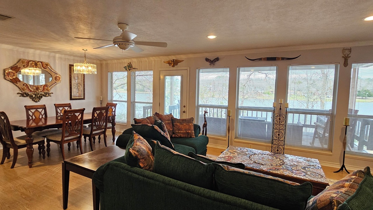 Photo of Livingroom in Hilltop Lakes