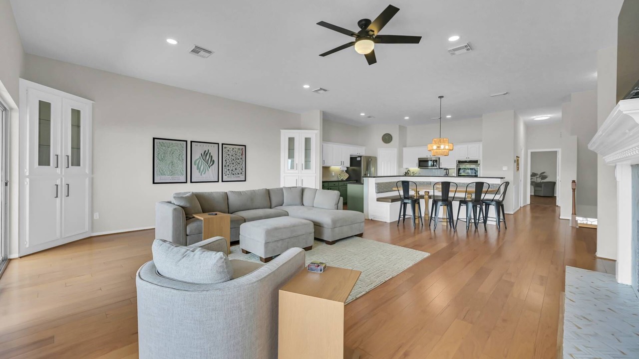 Photo of Livingroom in April Sound
