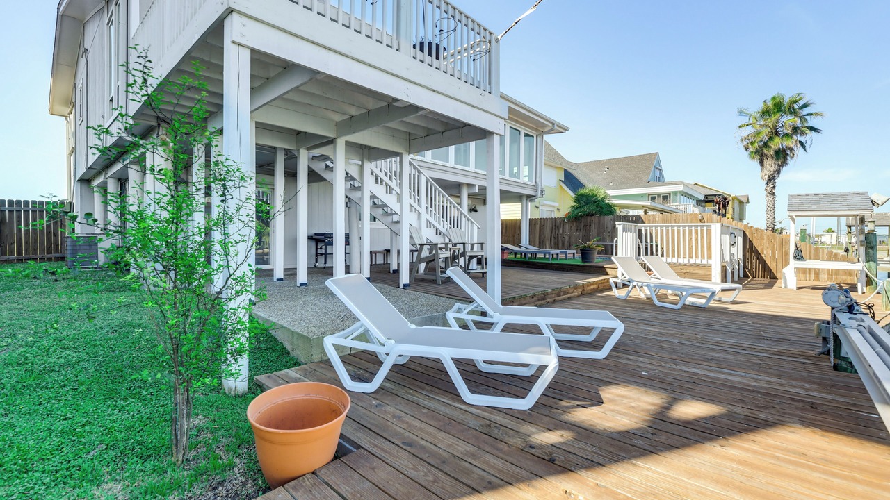 Photo of Patio Balcony in City-by-the Sea