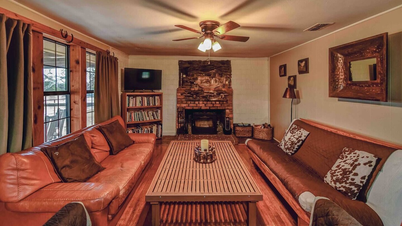 Photo of Livingroom in Glen Rose