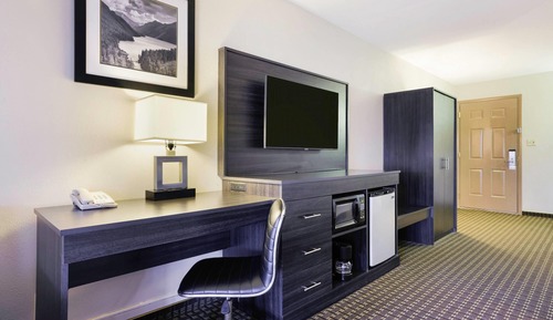 Standard Room (1 King and 1 Queen)