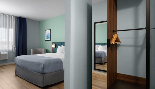 Room, 1 King Bed, Mobility Accessible, Non Smoking (Hearing, Roll-in Shower)