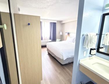 Standard King Room with Shower Bath