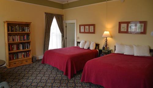 Deluxe Queen Suite