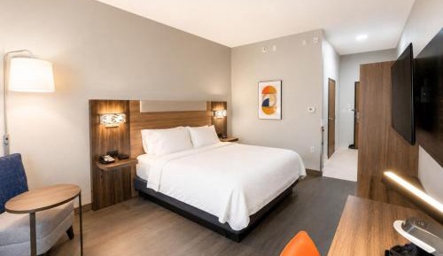 Standard King Room with Mobility Accessible Roll-In Shower