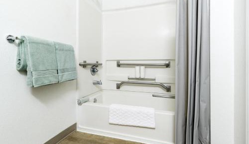 Upgraded - 1 Queen Bed Accessible Studio w/ Kitchen