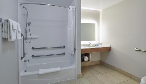 Queen Suite with Two Queen Beds - Mobility Accessible with Tub