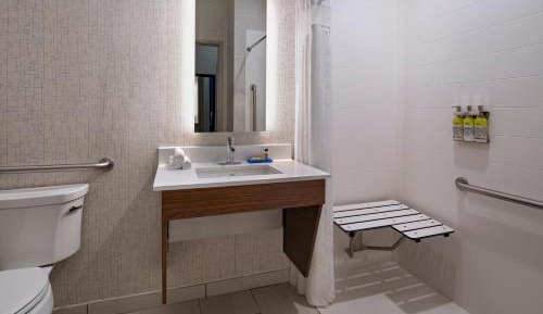 King Room - Mobility Access/Roll in Shower - Non-Smoking
