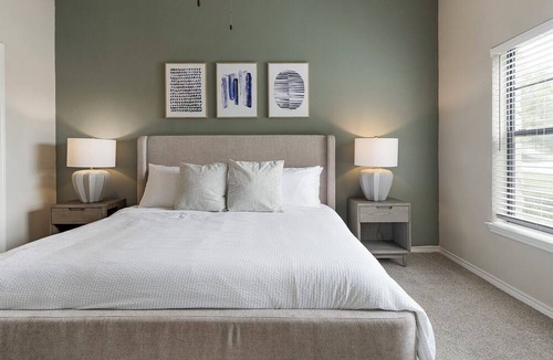 Hill Country Galleria Apartment | Modern Apartment in Prime Location (ID8961X66)