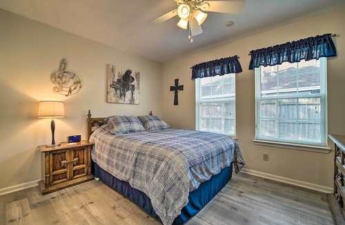 Villa West Cottage | Bright College Station Abode: 3 Mi to Kyle Field
