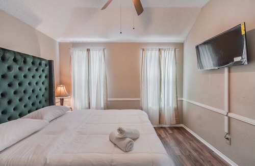 Allen House | Discount Included! Stunning, Modern, Spacious Getaway Fits Any Group, 2 Game Rooms, Hot Tub 5 Bedroom Home by Redawning