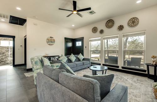 Somerville Cottage | Roo's Hideaway Modern 3BR Near Round Top & A&m!