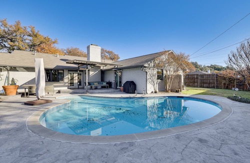 Northwest Dallas Cottage | 2 Mi to Galleria Dallas: Group Retreat w/Yard!