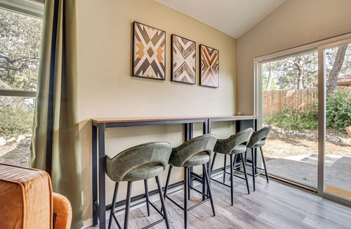 West San Antonio Cottage | Mini Golf, Arcade & Fire Pit! San Antonio Home