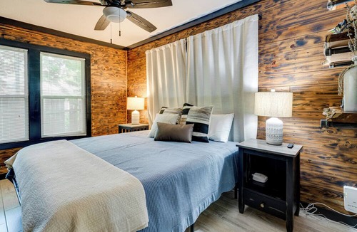Bryan Cottage | Hot Tub + Outdoor Kitchen: Stylish Home in Bryan