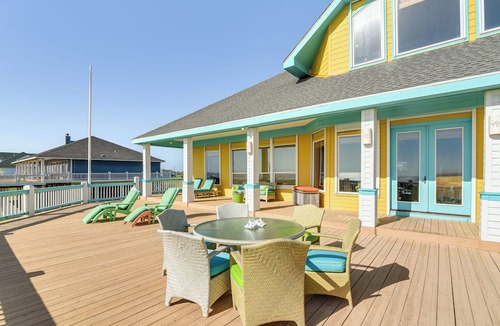 Crystal Beach Cottage | Beachfront Group Getaway on Bolivar Peninsula