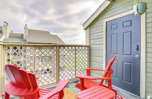 Galveston Apartment | 1 Mi to Beach! East End Galveston Condo w/Pool