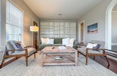 Austin Ave. House | New! Comfy Bungalow on Washington-Dedicated Office