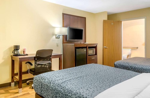 Northwest Heights Hotel | Econo Lodge West - Coors Blvd