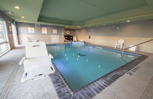 Lake Highlands Hotel | Holiday Inn Express & Suites Dallas Northeast - Arboretum by IHG