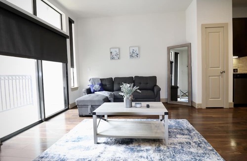 Midtown Apartment | Luxury King Suite/Pool/SkyLounge