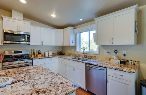 Ridgway House | Spacious Home w/Deck: 5 Mi to Ridgway State Park!