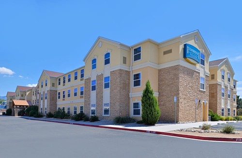 Northeast Heights Condo | Equipped King Suite | Free Daily Breakfast, Pool