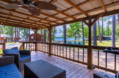 Hemphill House | Commander`s Cove Lakeview House on Toledo Bend