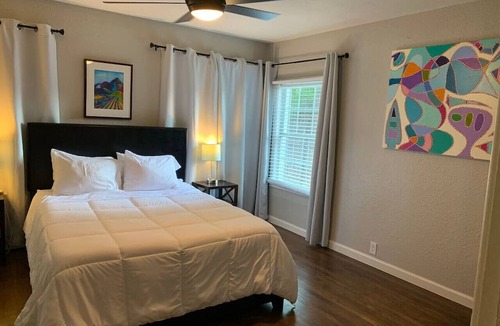 Kessler Apartment | Curated Local Art Retreat, Steps from Bishop Arts