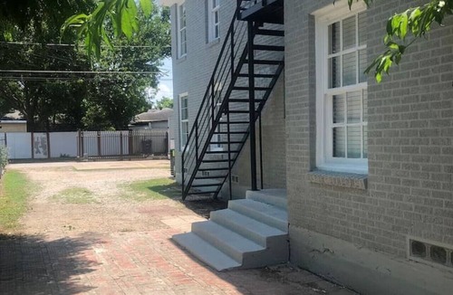 Kessler Apartment | Bishop Arts 1BR | Local Art | Walk to Downtown