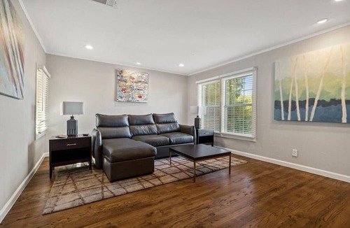 Kessler Apartment | Stylish Local Art | King Bed | Walk Bishop to Arts