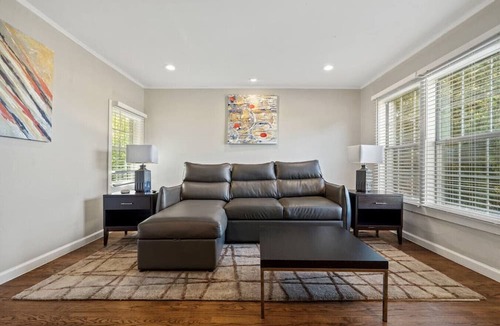 Kessler Apartment | Stylish Local Art | King Bed | Walk Bishop to Arts