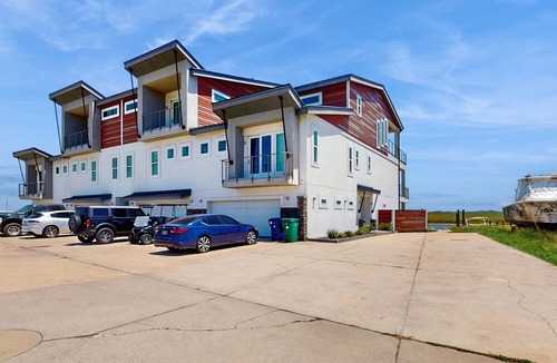 Corpus Christi House | Modern Townhouse with Gulf & Lake Padre Views, WiFi, Central AC, & Washer/Dryer