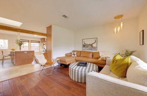 Austin House | 6 Mi to Dtwn Austin: Home w/Screened Porch & Yard