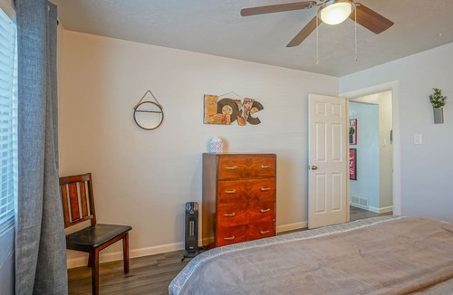 University Heights Apartment | #5: King bed, 1bd/1ba, Walk to UNM & restaurants!