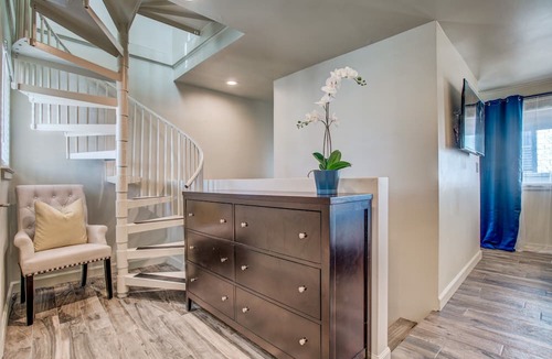 Oak Lawn Condo | Amazing Private Rooftop Deck : Walk to Restaurants!