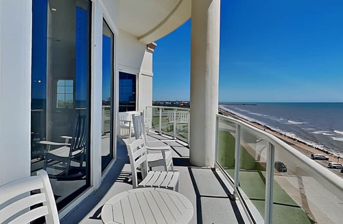 Galveston Condo | Queen of Diamonds | Indoor & Outdoor Pools!